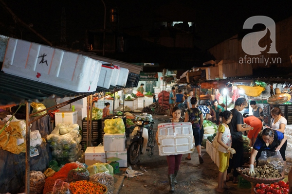 Chợ Long Biên sắp đóng cửa, hàng ngàn người lo lắng.